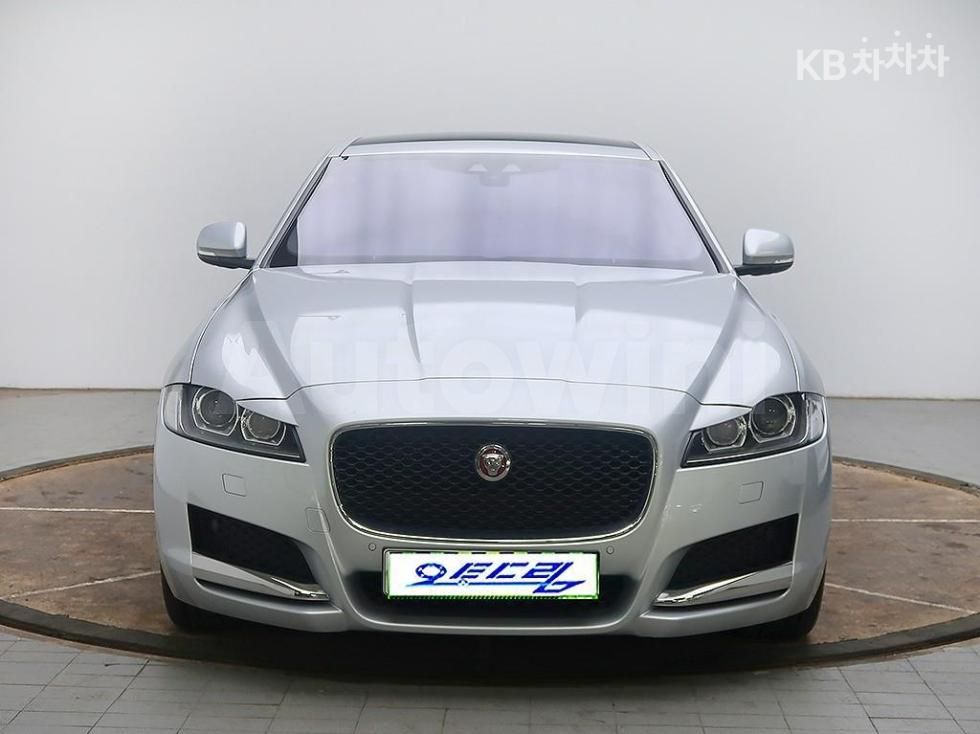 2017 JAGUAR XF VIN: SAJBA4BN9HCY40733