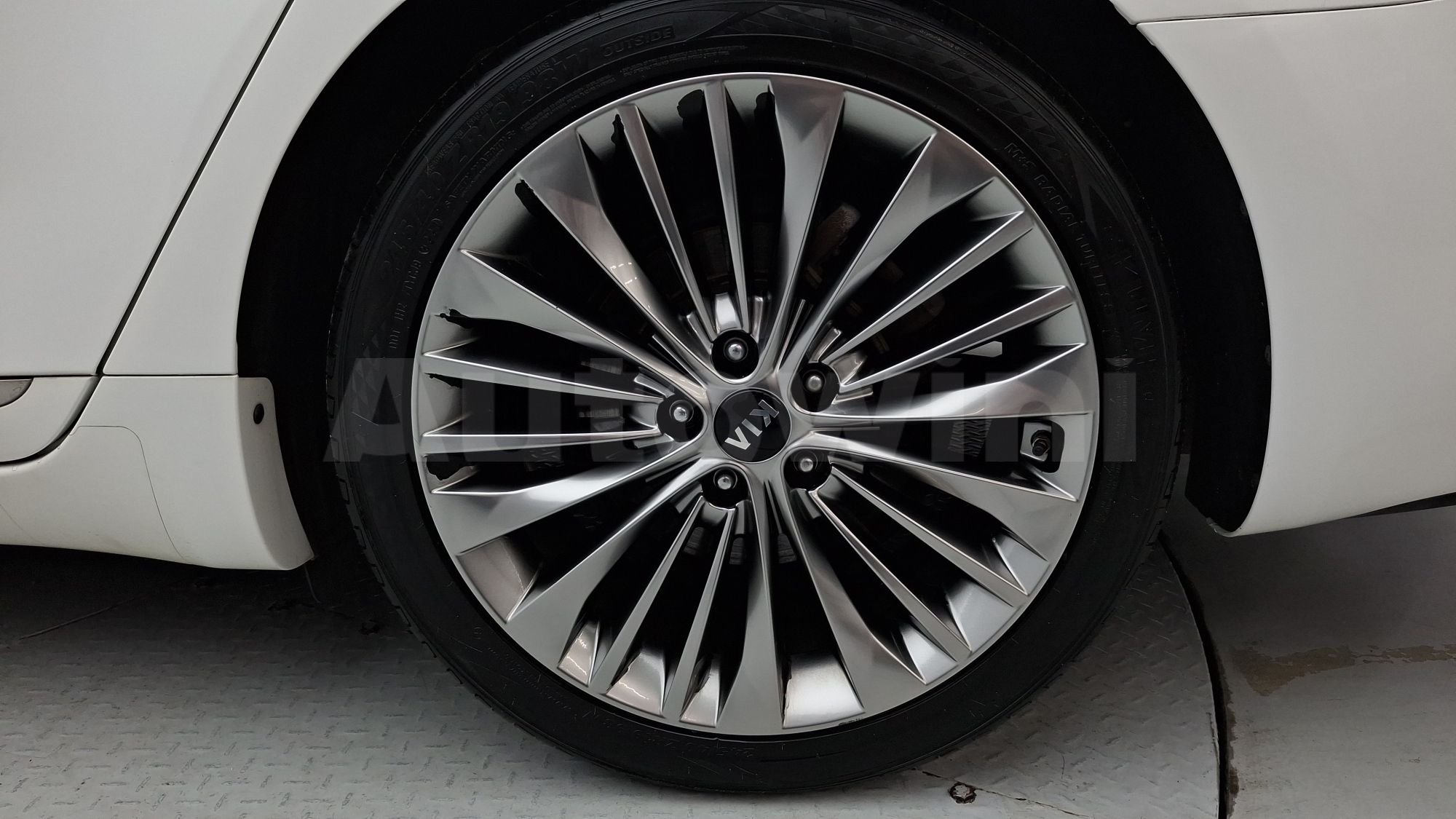 2017 KIA K7 VIN: KNALB415BHA096561
