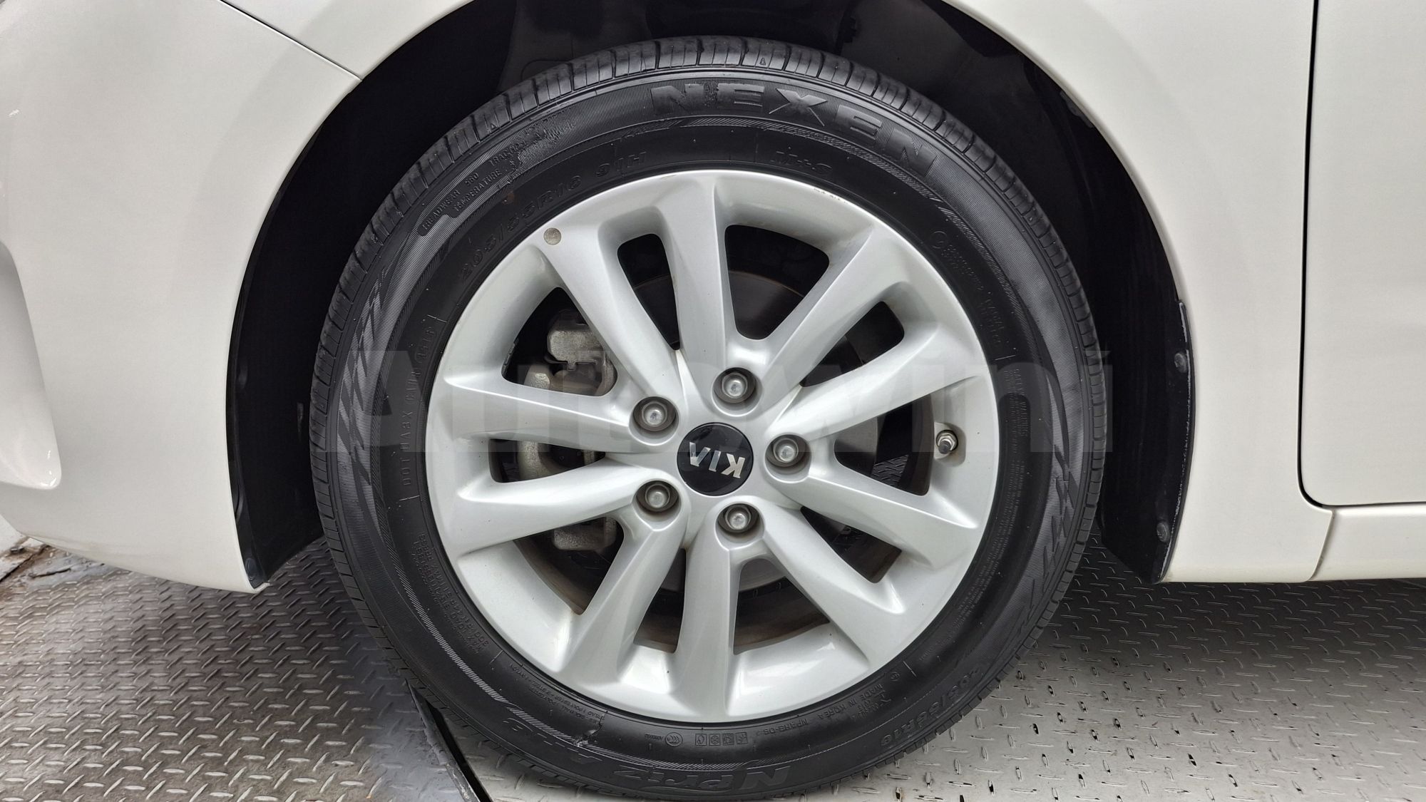 2017 KIA K3 VIN: KNAFK412BHA679271