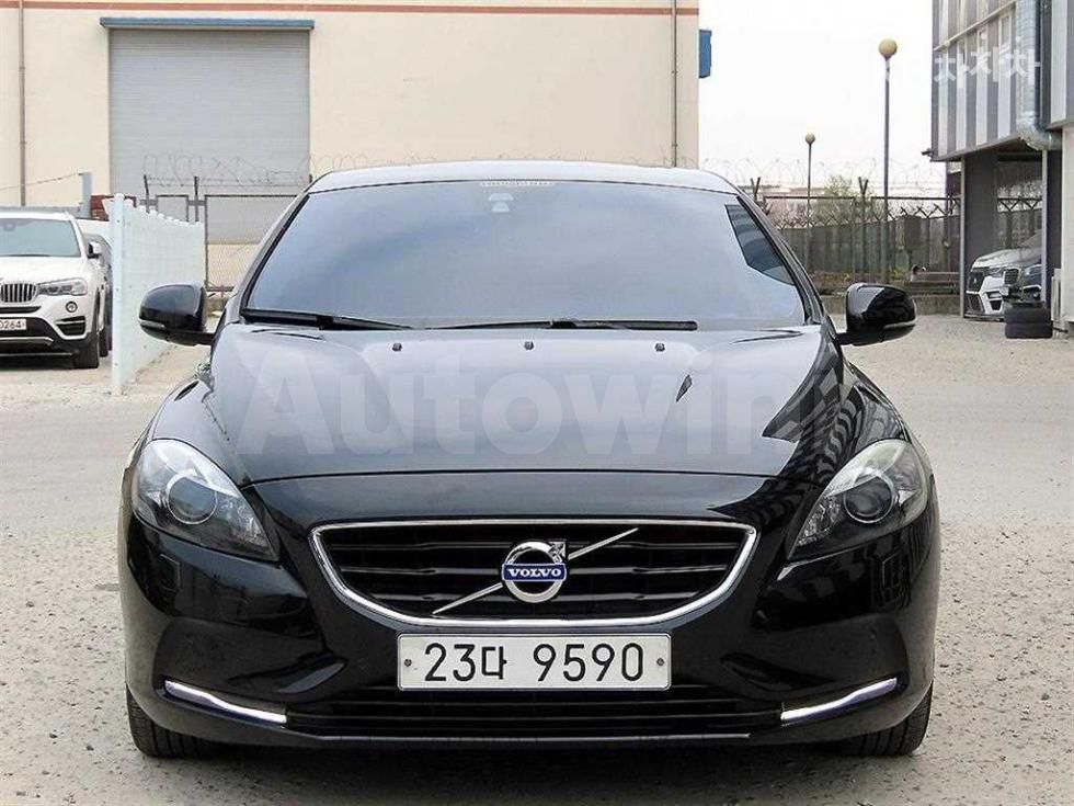 2015 VOLVO V40 VIN: YV1MV845BF2249495