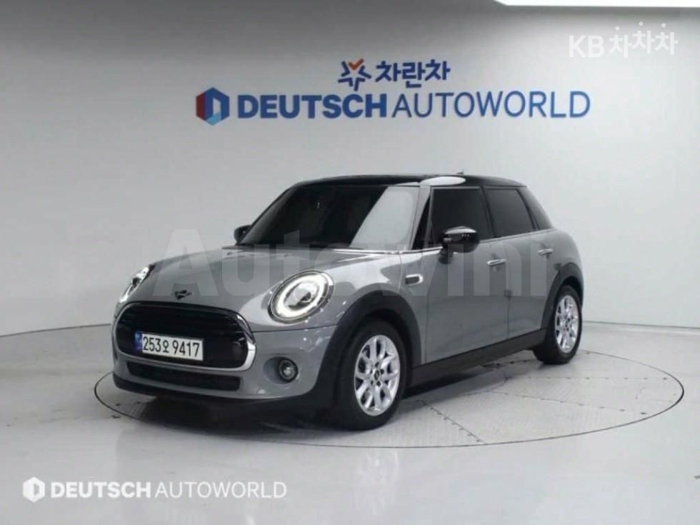2021 MINI COOPER VIN: WMWXV7106M2N64069