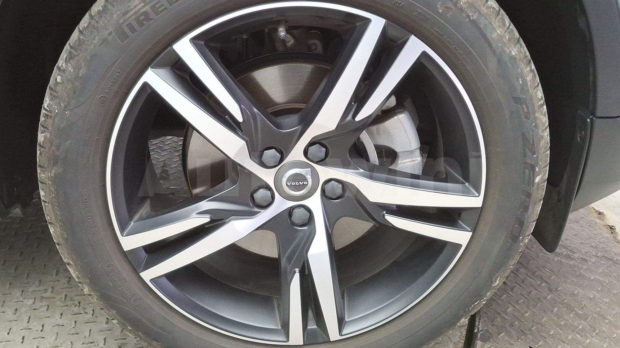 2021 VOLVO XC40 VIN: YV1XZK92CM2404230