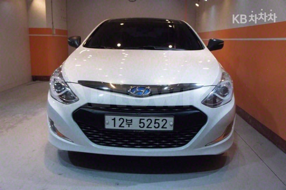 2015 HYUNDAI SONATA VIN: KMHEB415BFA128825