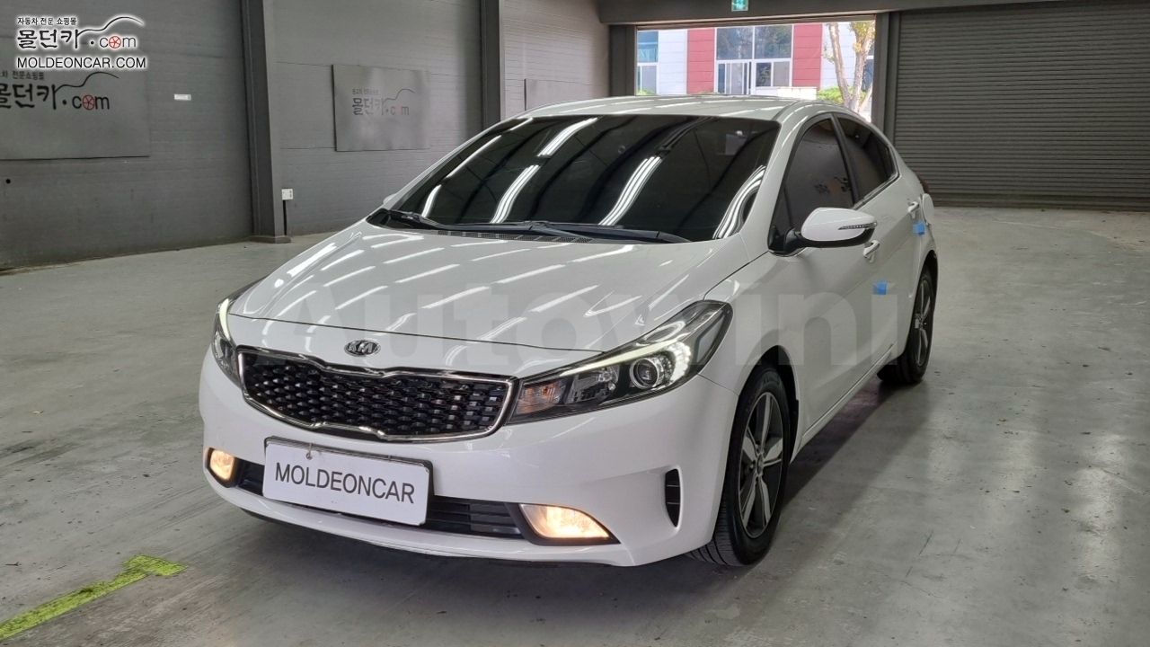 2017 KIA K3 VIN: KNAFK412BJA985924