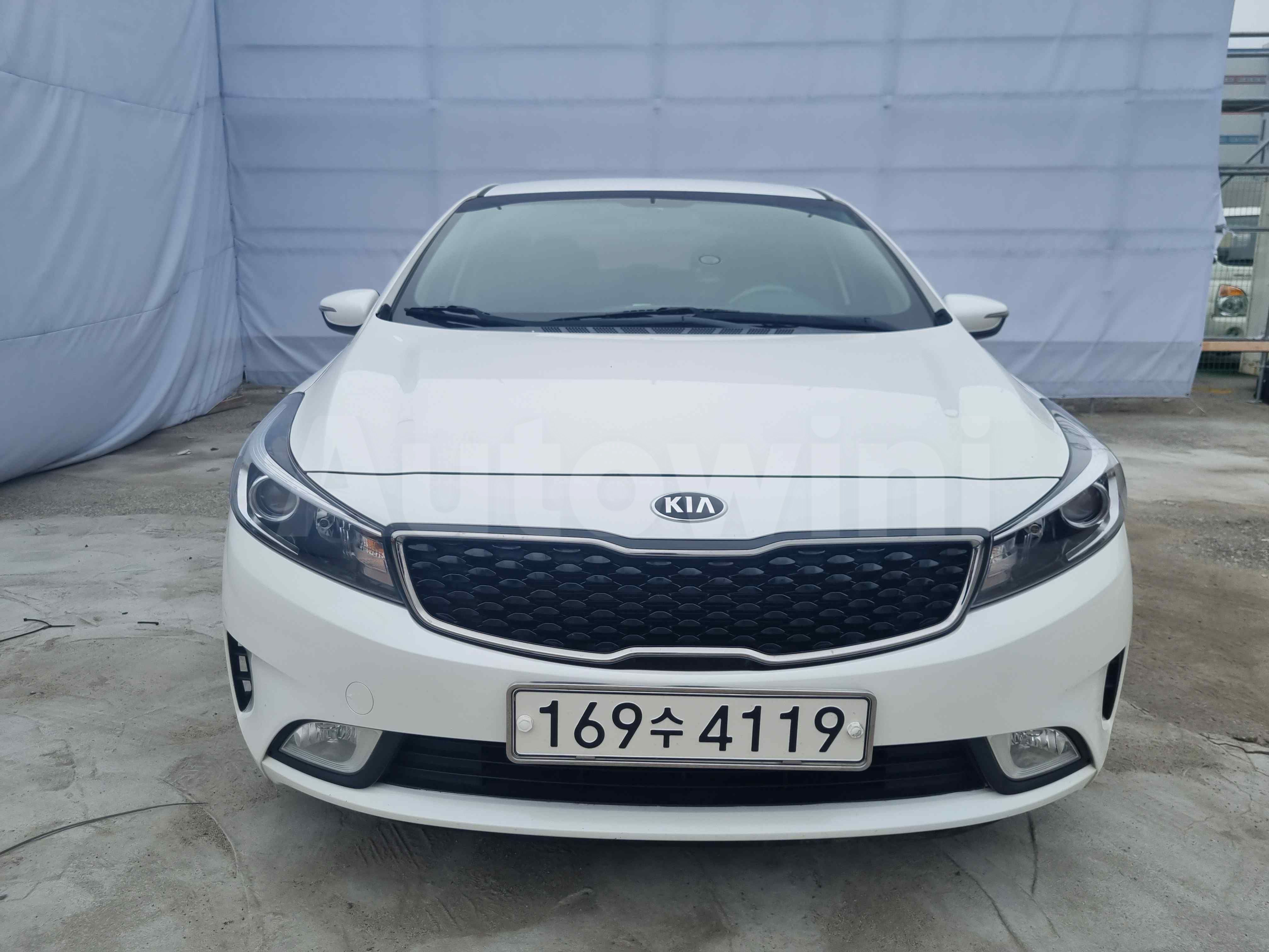 2017 KIA K3 VIN: KNAFJ412BHA732339