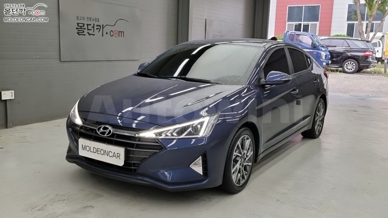 2018 HYUNDAI AVANTE VIN: KMHD641EEKU768731